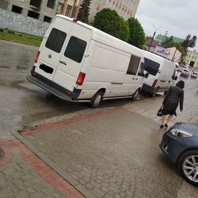 «Майстер паркування»: на Тернопільщині водій заблокував проїзд (фотофакт)