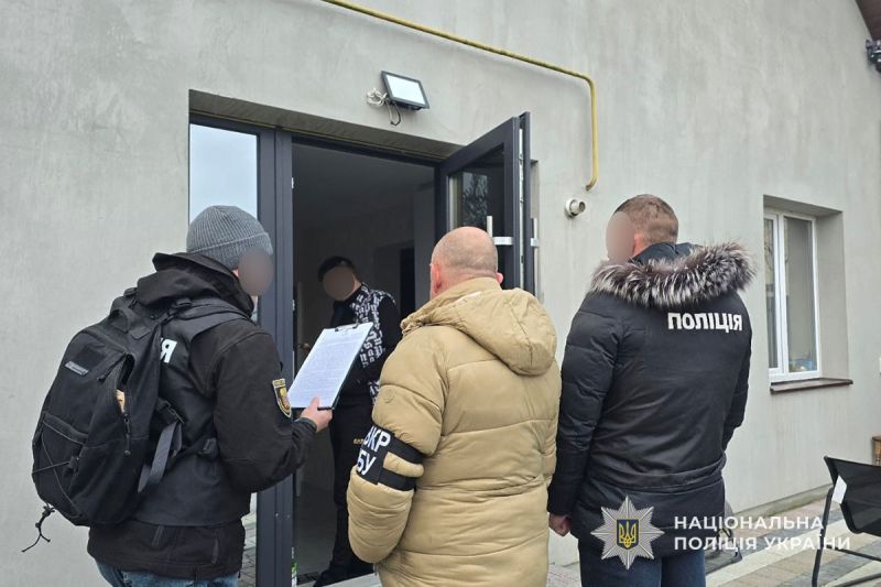 Слідчі тернопільської поліції оголосили підозру трьом махінаторам, які продавали автомобілів, ввезені для війська
