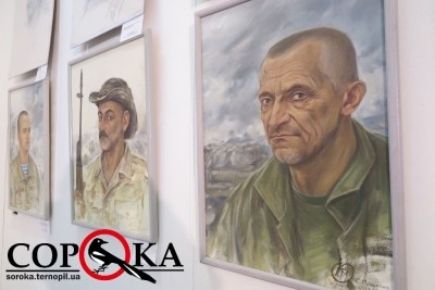 У Тернополі виставили 110 портретів добровольців, які художник малював з натури під кулями