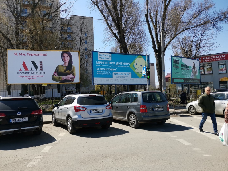 У Тернополі водій залишив авто на пішохідному переході (фотофакт)