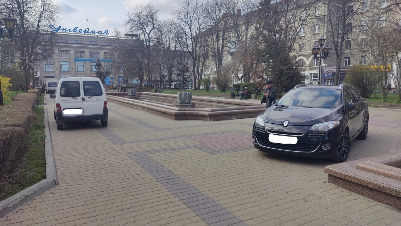 У Тернополі водії залишили автівки в центрі біля фонтану (фотофакт)