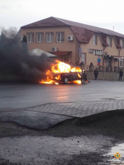 Неподалік Тернополя посеред дороги вщент згорів автомобіль