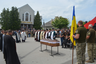 На Тернопільщині попрощалися з полеглим воїном Володимиром Росипком