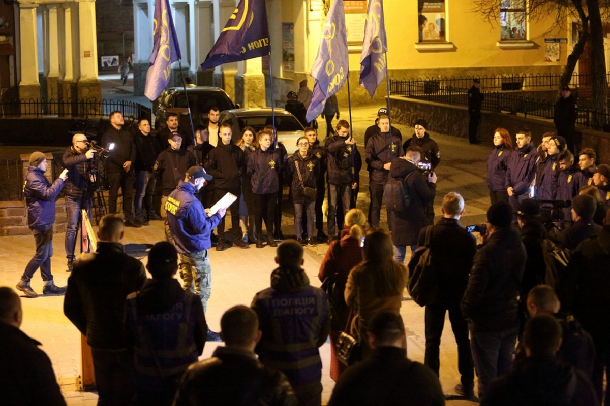«Руки геть від ветеранів»: у Тернополі обурені активісти пікетували обласну поліцію (фоторепортаж)