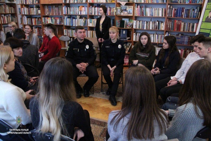 У Тернополі пaтрульні стaли «живими книгaми»