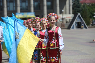 З квітами та синьо-жовтими прапорами у центрі Тернополя відзначили День Конституції (фоторепортаж)
