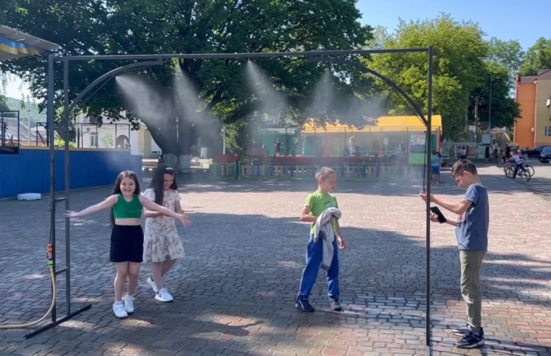 У Заліщиках встановили водяні арки, щоб допомогти людям у спеку
