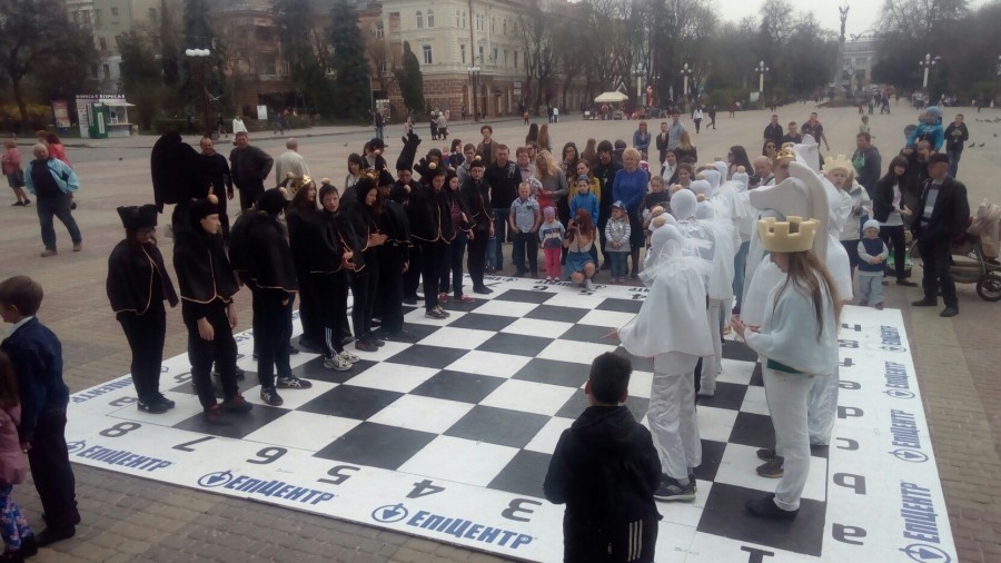 На Театральному майдані Тернополя грають у велетенські шахи (фото)