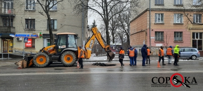 В центрі Тернополя ліквідовують провалля (фотофакт)