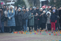 У центрі Тернополя сьогодні запалюють свічки, щоб вшанувати пам'ять жертв голодоморів (фоторепортаж)