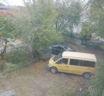 &quot;Діти прижимаються до огорожі&quot;: жителі Тернопільщини обурені самовільним паркуванням поблизу школи