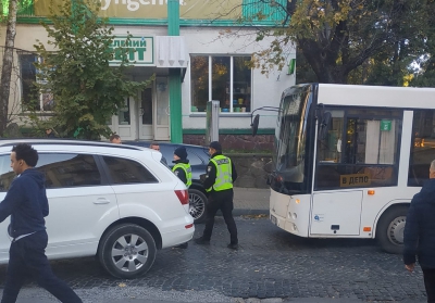 У Тернополі горе-водій заблокував рух транспорту (фотофакт)