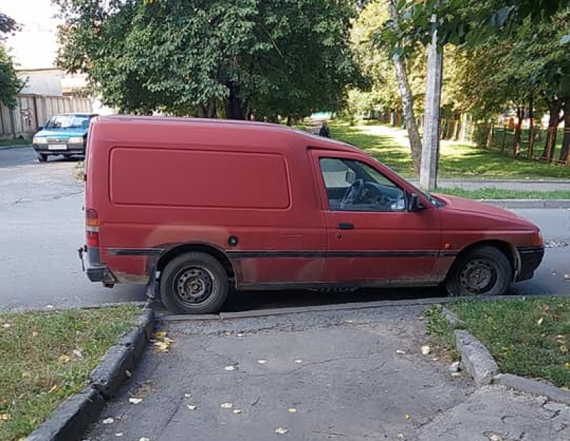 У Тернополі горе-водій заблокував тротуар (фотофакт)