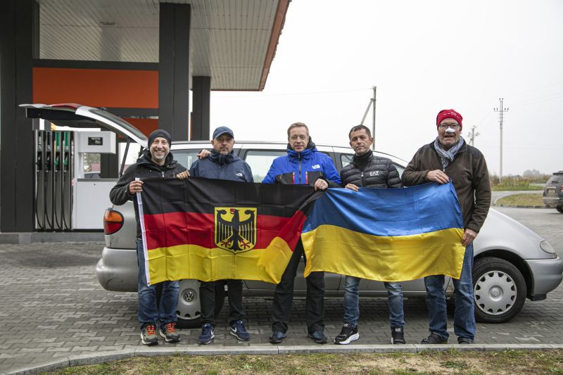 До Збаража знову доставили гуманітарну допомогу з Німеччини: авто, ліки та речі для військових