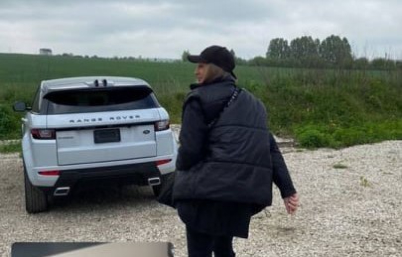 Йшли шукати з кухонним ножем: у пари з України в Італії викрали Range Rover