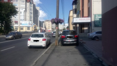 Автівка посеред тротуару: тернопільські водії знову порушують ПДР (фото)
