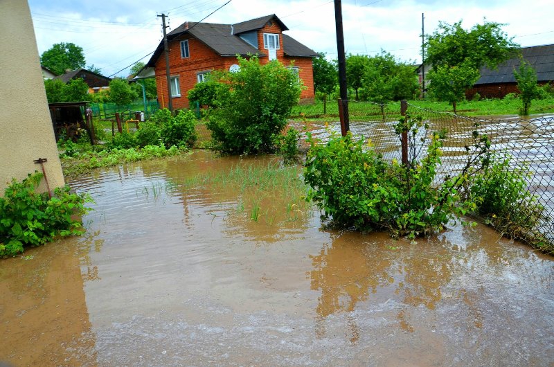 Затоплені подвір’я та городи: на Тернопільщині вчора вирувала негода (фото)