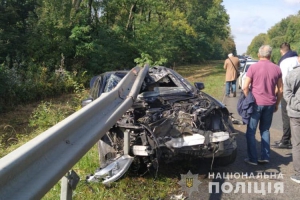 Автомобіль розрізало навпіл: на Тернопільщині іномарка врізалася у дорожній відбійник