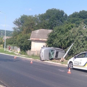 ДТП на Тернопільщині: автомобіль злетів з дороги, врізався у стовп та перекинувся