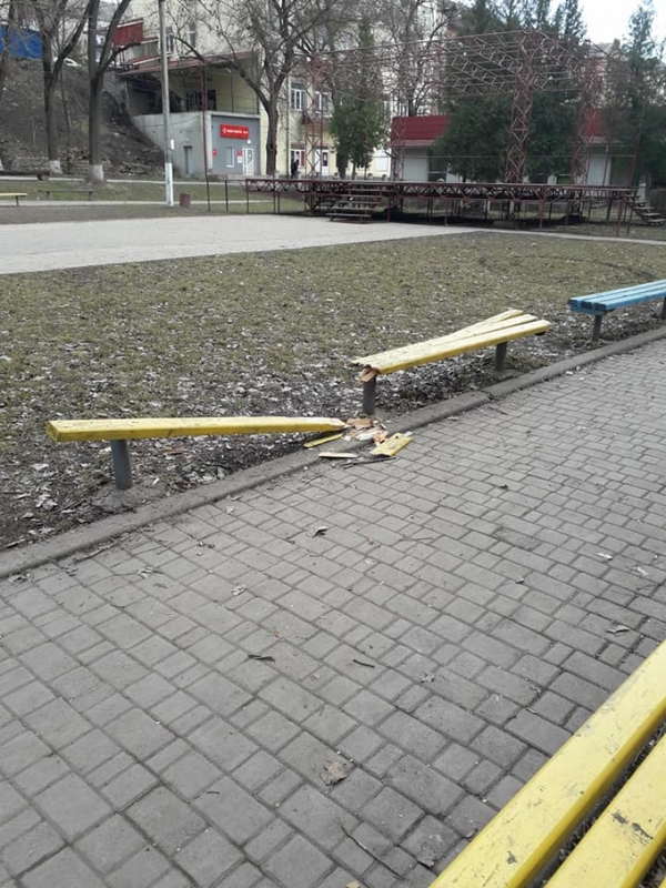 У райцентрі на Тернопільщині &quot;попрацювали&quot; вандали (фотофакт)