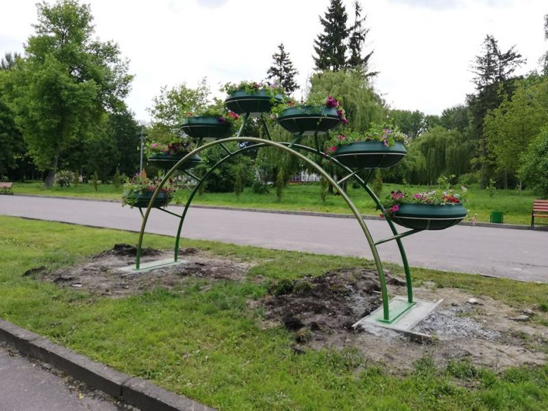 У Тернополі з’явилася ще одна металева арка з вазонами (фотофакт)