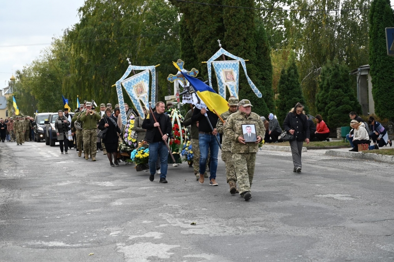 У громаді на Тернопільщині в останню дорогу провели воїна Олександра Пчолу