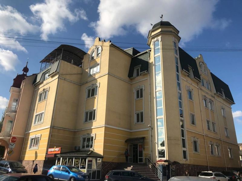 У центрі Чорткова зі ще однієї будівлі демонтували рекламу