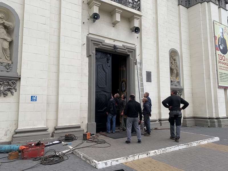 У тернопільській Катедрі встановлюють відновлені двері