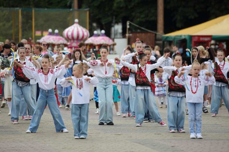 Танці просто неба, вистава та подарунки: масштабне свято для дітей у Тернополі організували волонтери «Платформи єдності» (фоторепортаж)
