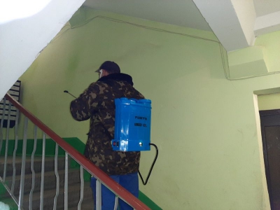 В Тернополі проводять дезінфекцію сходових кліток, ліфтів та дверей