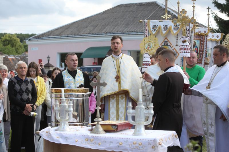 Чернихів молився за перемогу: у селі на Тернопільщині відбулася велелюдна проща (фоторепортаж)