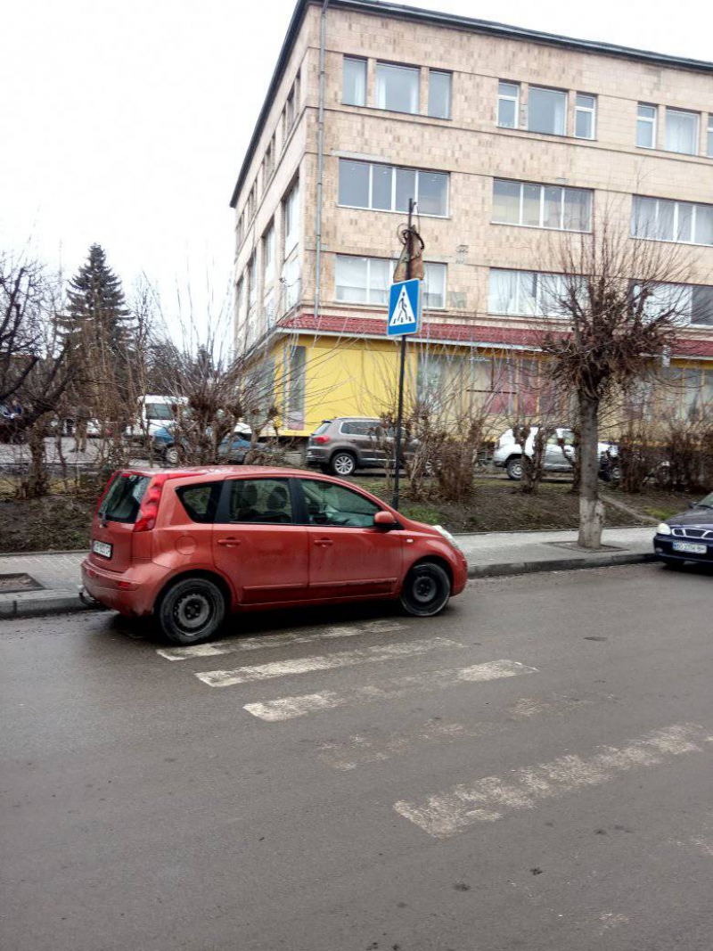 У місті на Тернопільщині автівку припаркували просто на пішохідному поході