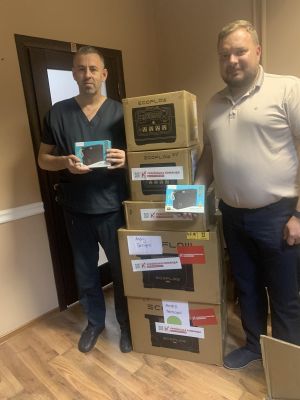 Зарядні станції, павербанки та інструменти передала «Українська команда» воїнам 105-ї бригади