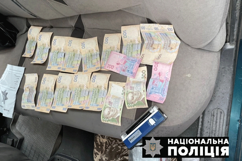 Викладач одного із коледжів на Тернопільщині вимагав в учня автошколи понад 8 000 гривень хабара