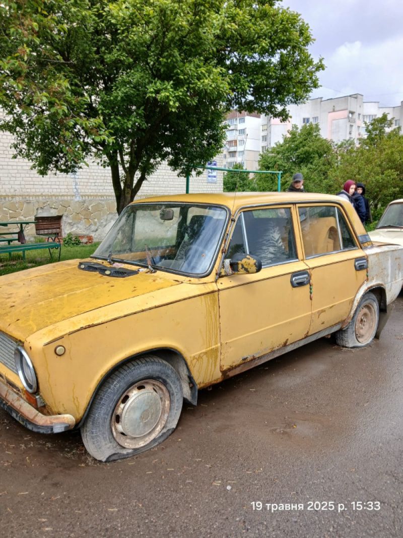 У Тернополі власників покинутих автомобілів просять прибрати транспорт з вулиць