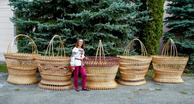 Майстриня з Тернопільщини створила кошики-гіганти, які прикрасять вулиці Тернополя (фото)