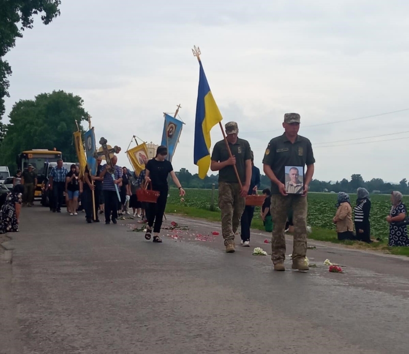 У громаді на Тернопільщині зустріли полеглого воїна