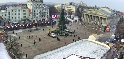 На Театральному майдані Тернополя триває монтаж новорічної ялинки
