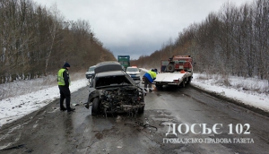 Не впорався з керуванням на слизькій та засніженій дорозі: на Кременеччині іномарка врізалася у вантажівку