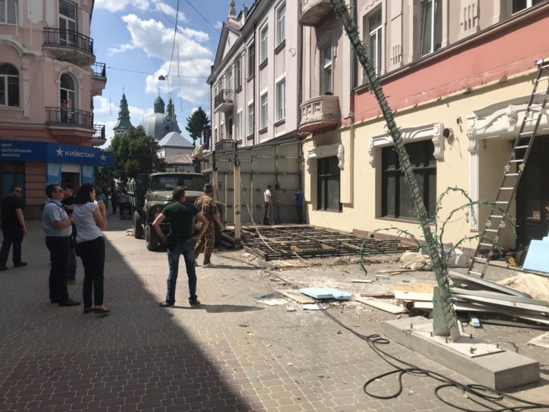 У центрі Тернополя демонтували літню терасу колишнього ресторану “Європа”