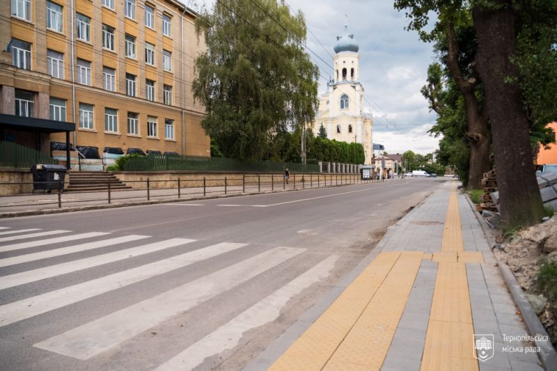 У Тернополі триває облаштування безбар’єрного тротуару на вулиці Князя Василя Костянтина Острозького