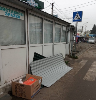 У Тернополі на вул. Митрополита Шептицького демонтують кіоск