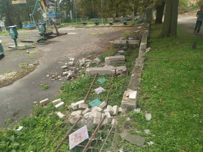 У Кременці на Тернопільщині вандали пошкодили огорожу дитячих атракціонів
