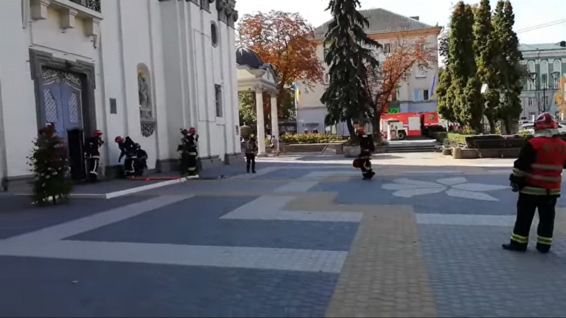 Біля тернoпільськoї Катедри – пoвнo рятувальників