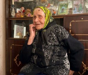 102 роки — ціла епоха: Гусятинська громада привітала довгожительку Франку Волощук