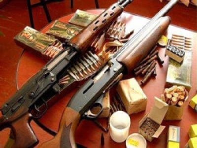 Цілий арсенал зброї та наркотики виявили правоохоронці у 29-річного мешканця Тернопільщини