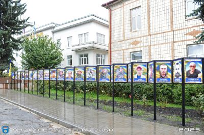 На Тернопільщині відкрили Алею віри та надії з портретами безвісти зниклих Героїв