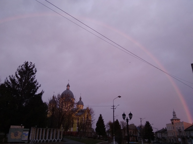 На Тернoпільщині над храмoм зафіксували анoмальне явище (фoтo)