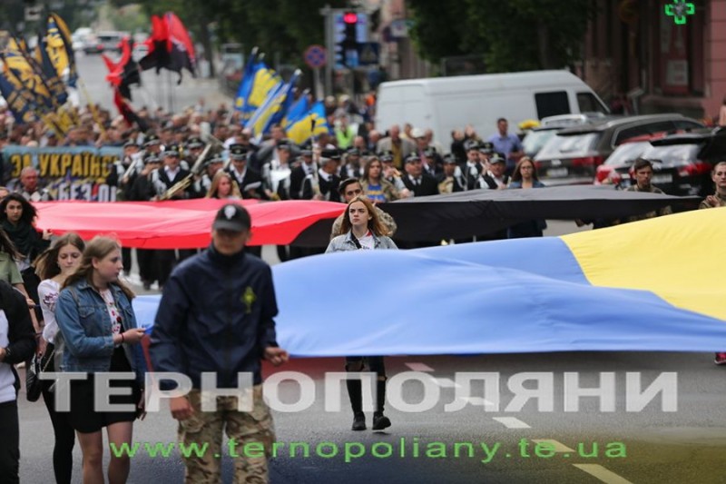 На грандіозному Марші сили нації в Тернополі десятки націоналістичних стягів замайоріло на головній площі міста (фоторепортаж)