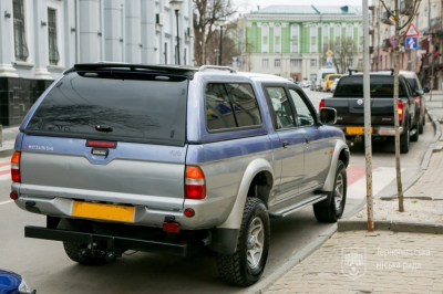 З Тернополя для підрозділів Збройних сил України передали два позашляховики